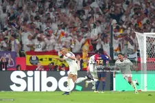 Mbappe sút phạt xé lưới Barcelona ăn mừng ngạo nghễ như Ronaldo-2.webp