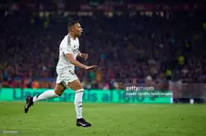 Mbappe sút phạt xé lưới Barcelona ăn mừng ngạo nghễ như Ronaldo-3.webp