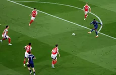 Arsenal "sa lầy" ngay tại Emirates: Arteta "non nớt" trước Enrique, "Pháo thủ" trả giá đắt