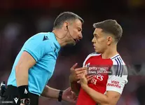 Huyền thoại Anh chỉ trích trọng tài mắc 2 sai lầm, Arsenal thua tức tưởi PSG ở Cúp C1?