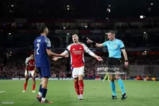 Huyền thoại Anh chỉ trích trọng tài mắc 2 sai lầm Arsenal thua tức tưởi PSG ở Cúp C1-2.webp