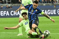 "Giáo sư" Wenger tố tiền đạo Inter Milan ăn vạ, chỉ trích trọng tài thổi phạt đền Barca