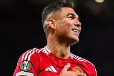 Casemiro vua danh hiệu ở MU từ người thừa thành người hùng thời Amorim-3.webp