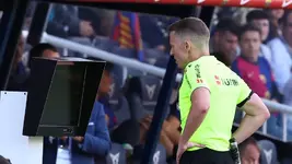Trọng tài trận Barca - Real bị tố “siêu kinh khủng”, vua áo đen phát biểu gây tranh cãi