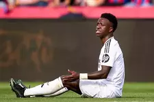 Fan Real Madrid treo băng rôn sỉ vả cầu thủ khi thua Barca đòi bán Vinicius-2.webp