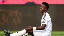 Vinicius liên tục thay đổi quyết định ở trận Siêu kinh điển, nguy cơ nghỉ hết mùa