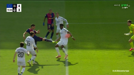 Trọng tài tạ ơn Chúa trước khi hủy bàn thắng của Barca-2.webp